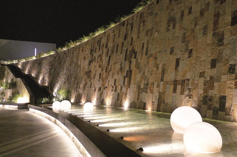 SLIDE lampe flottante pour extérieur ACQUAGLOBO