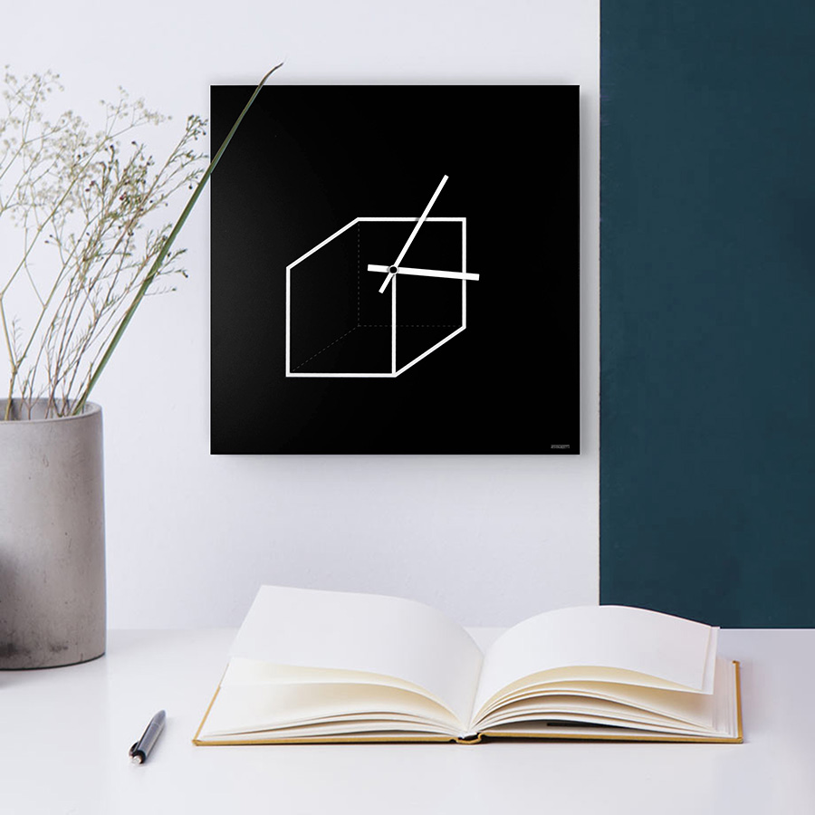 dESIGNoBJECT horloge murale CUBE CLOCK