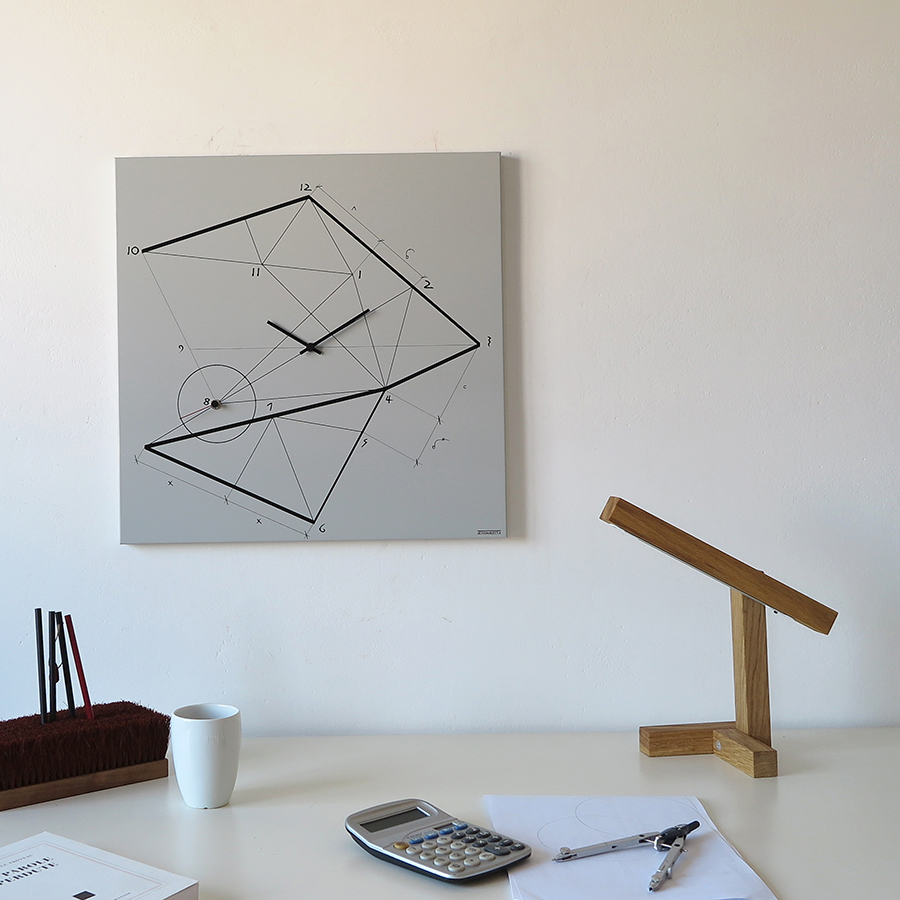 dESIGNoBJECT horloge murale TIME LINE