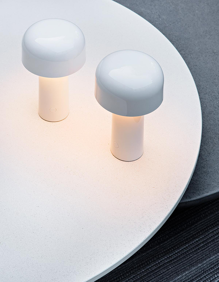 FLOS lampe de table rechargeable BELLHOP UNPLUGGED pour l'extérieur
