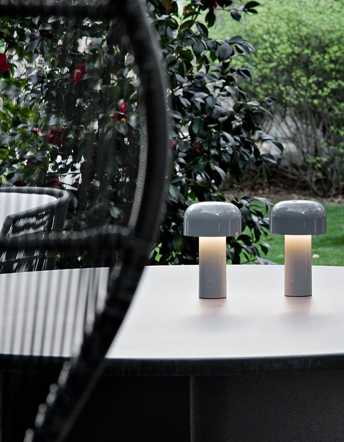 FLOS lampe de table rechargeable BELLHOP UNPLUGGED pour l'extérieur
