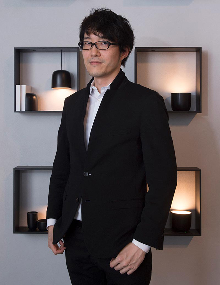 FLOS lampe de table avec serre-livres GAKU WIRELESS NOIR [DERNIÈRE PIÈCE]