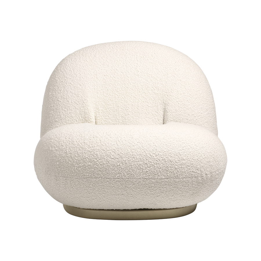 GUBI fauteuil avec la base pivotante PACHA LOUNGE CHAIR