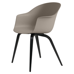 GUBI chaise avec accoudoirs BAT DINING CHAIR avec la base en hêtre noir