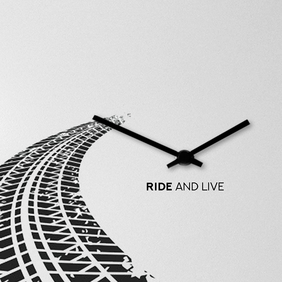 dESIGNoBJECT horloge murale RIDE AND LIVE