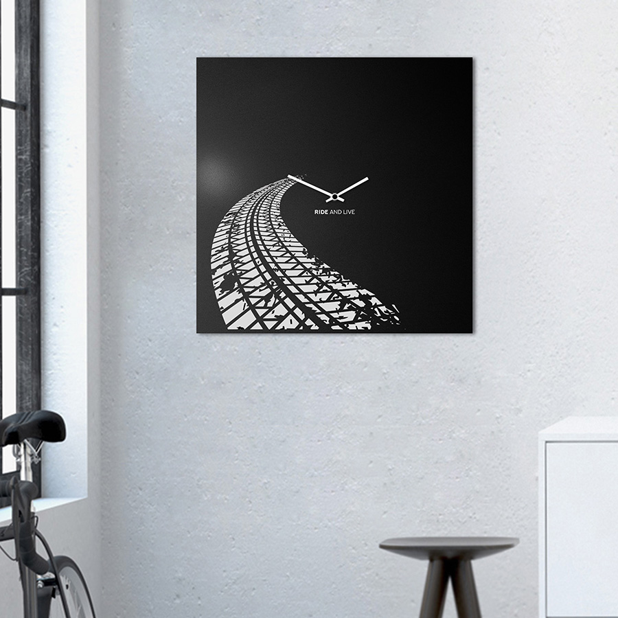 dESIGNoBJECT horloge murale RIDE AND LIVE
