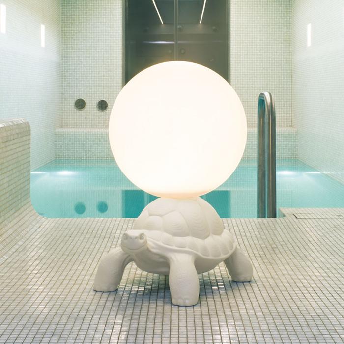 QEEBOO lampadaire TURTLE CARRY LAMP