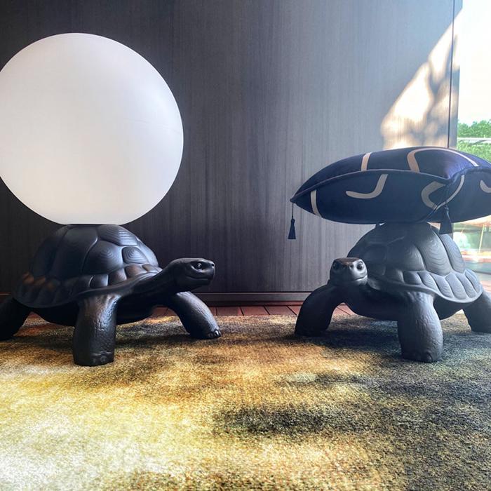 QEEBOO lampadaire TURTLE CARRY LAMP