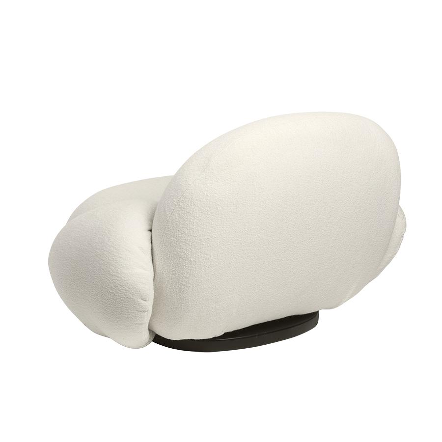 GUBI fauteuil avec accoudoirs et la base pivotante PACHA LOUNGE CHAIR