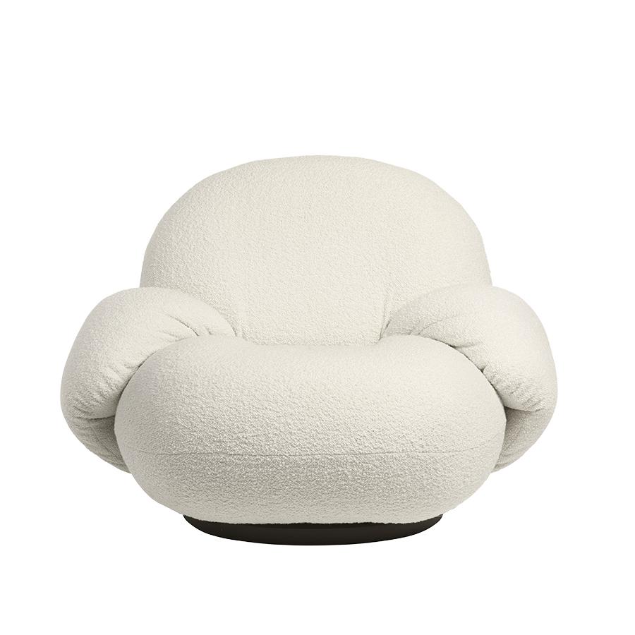 GUBI fauteuil avec accoudoirs et la base pivotante PACHA LOUNGE CHAIR