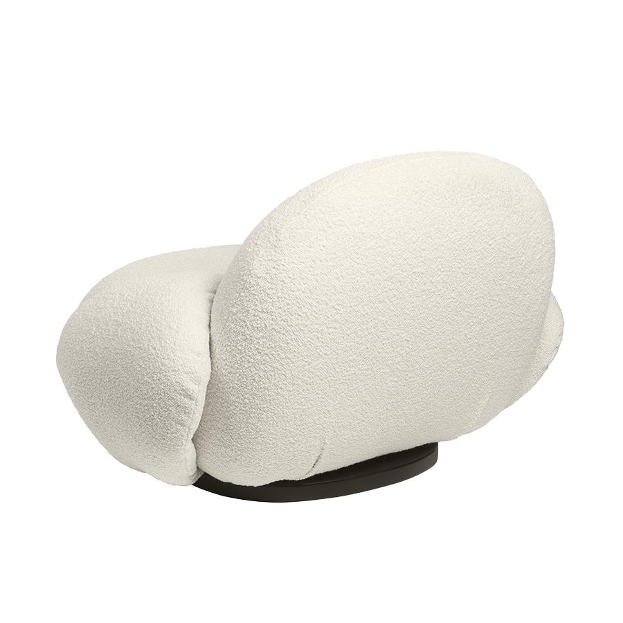 GUBI fauteuil avec accoudoirs et la base pivotante PACHA LOUNGE CHAIR