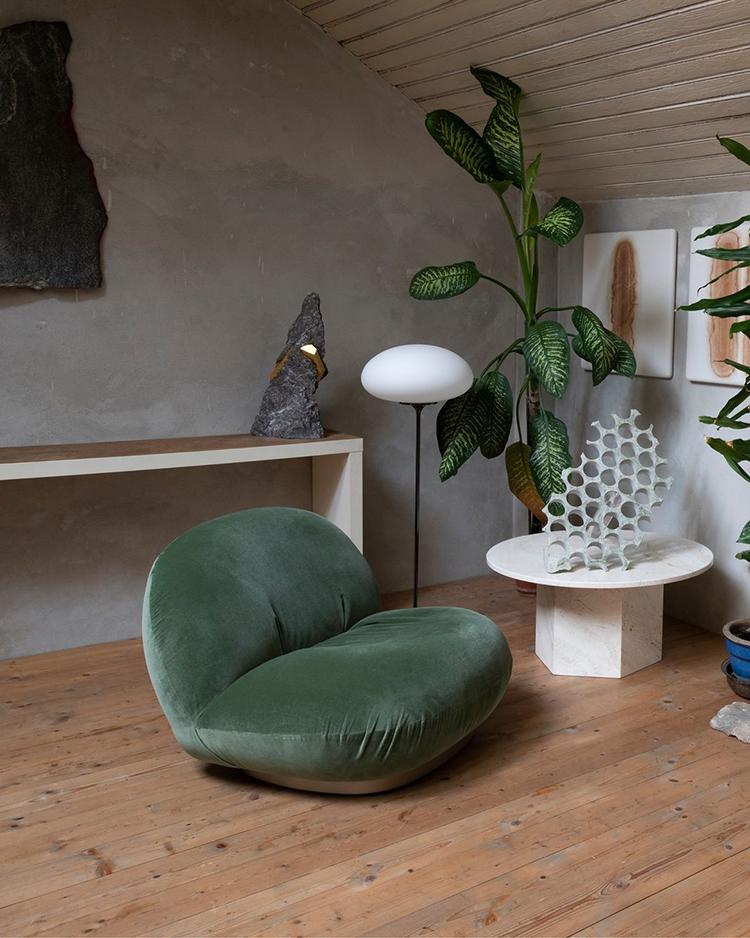 GUBI fauteuil avec la base pivotante PACHA LOUNGE CHAIR