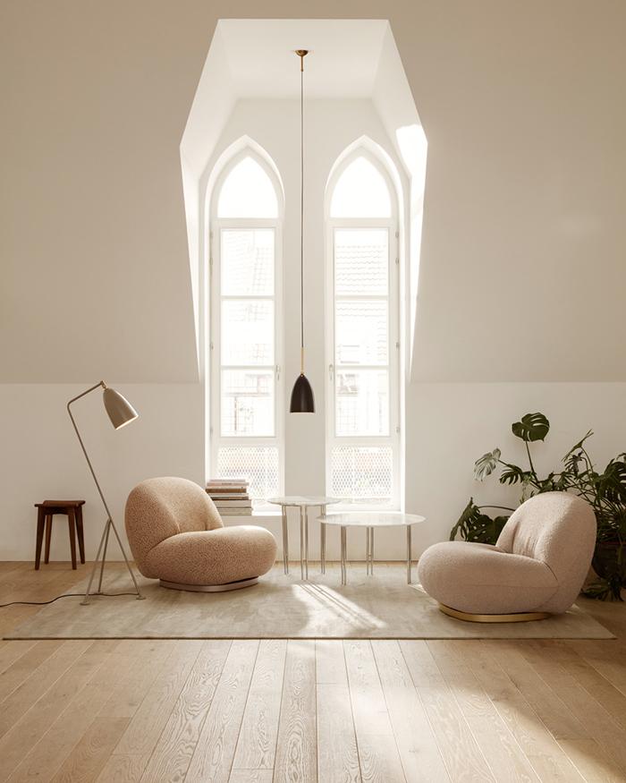 GUBI fauteuil avec la base pivotante PACHA LOUNGE CHAIR