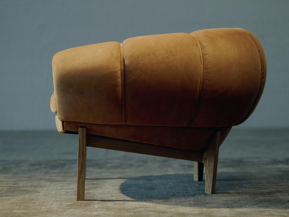 GUBI fauteuil CROISSANT en cuir