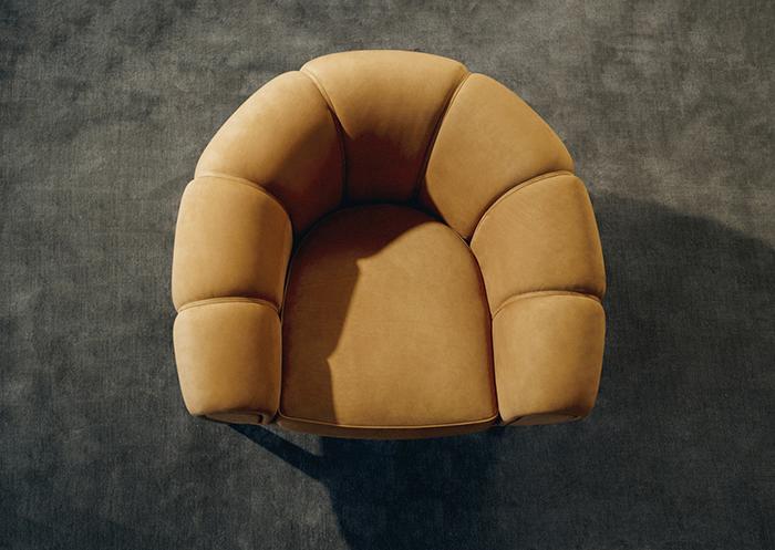 GUBI fauteuil CROISSANT en cuir