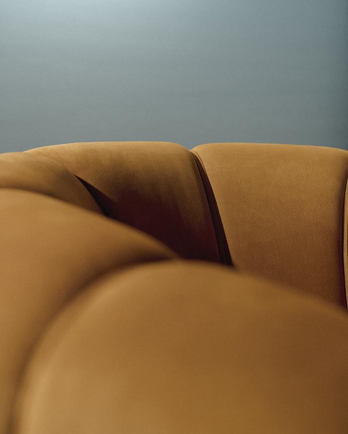 GUBI fauteuil CROISSANT en cuir