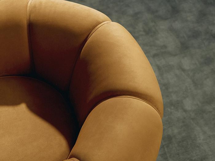 GUBI fauteuil CROISSANT en cuir
