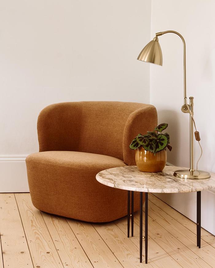 GUBI fauteuil STAY SMALL avec la base noire