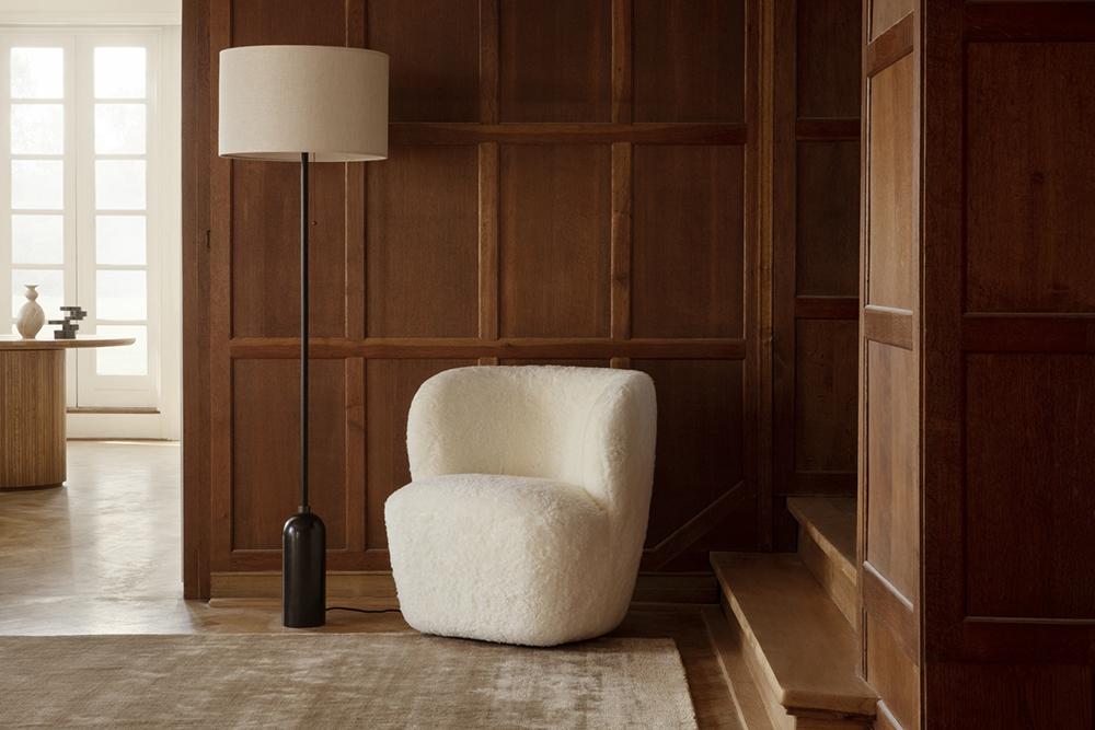 GUBI fauteuil STAY SMALL avec la base noire