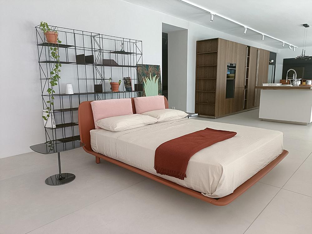 BOLZAN lit deux personnes TATA pour matelas 170 x 200 cm, appuie-têtes en cuir Seta Teak et tissu Elodea Cipria