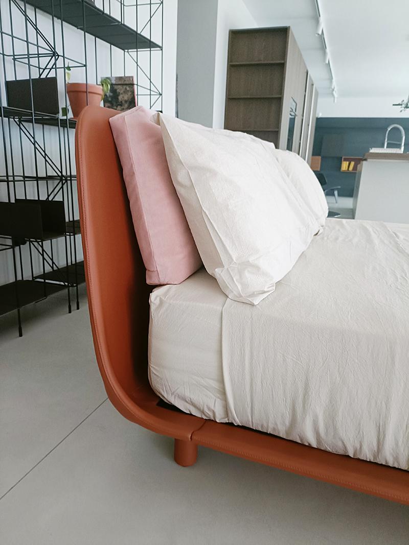 BOLZAN lit deux personnes TATA pour matelas 170 x 200 cm, appuie-têtes en cuir Seta Teak et tissu Elodea Cipria