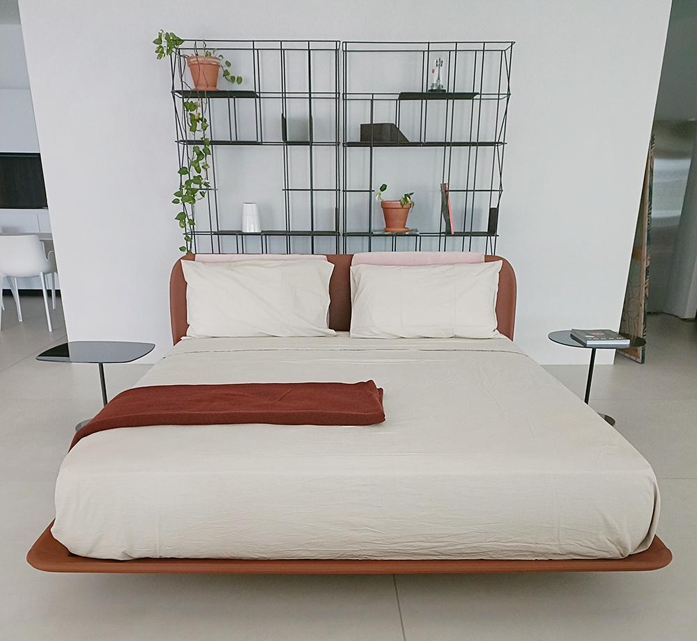 BOLZAN lit deux personnes TATA pour matelas 170 x 200 cm, appuie-têtes en cuir Seta Teak et tissu Elodea Cipria
