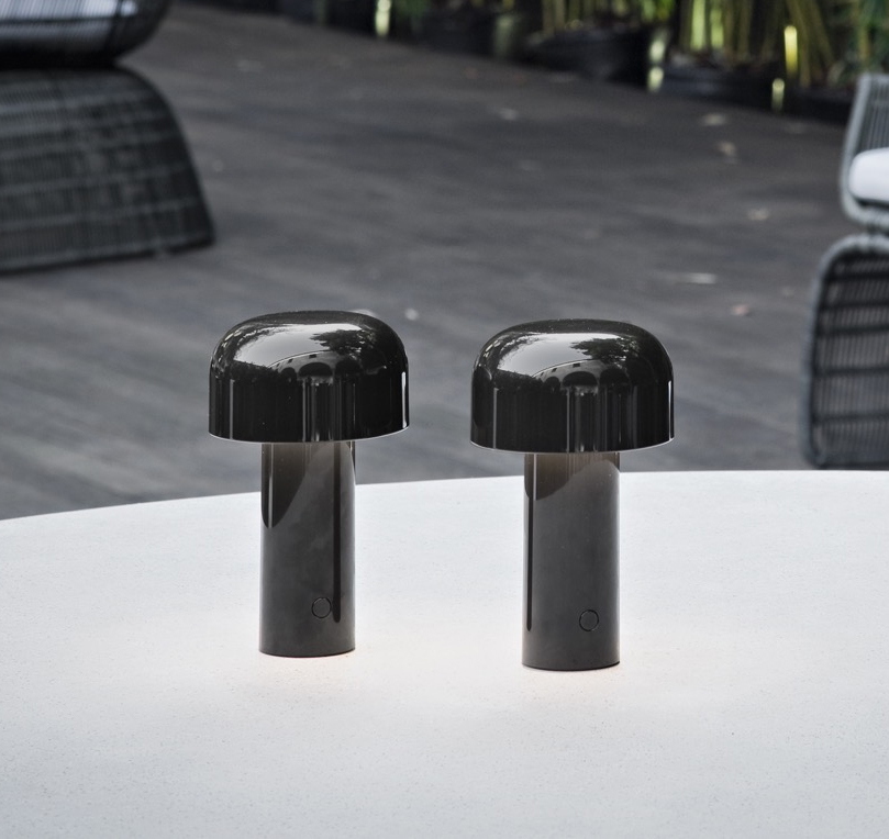 FLOS lampe de table rechargeable BELLHOP UNPLUGGED pour l'extérieur