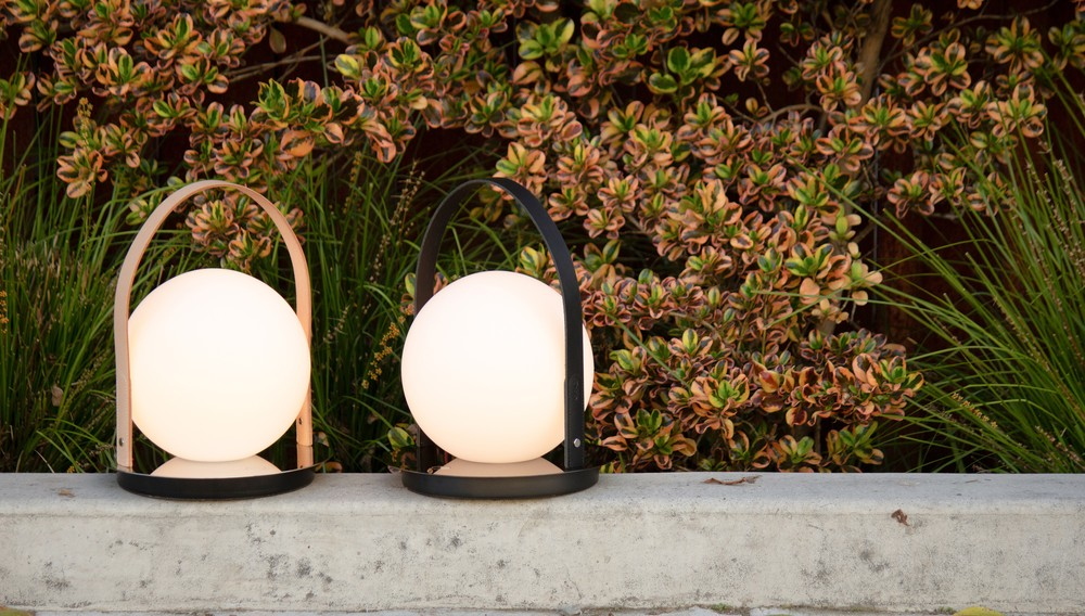PABLO DESIGNS lampe de table portable BOLA LANTERN