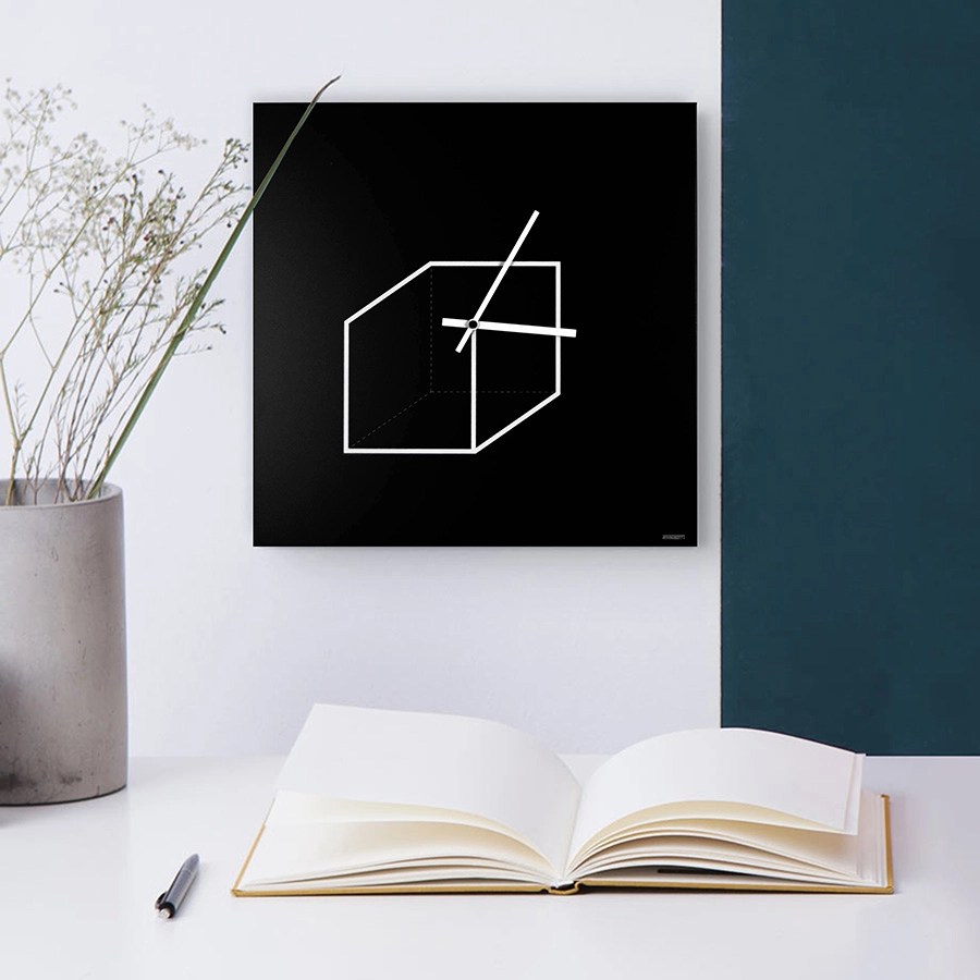 dESIGNoBJECT horloge murale CUBE CLOCK