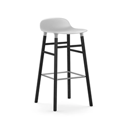 NORMANN COPENHAGEN tabouret FORM BARSTOOL H 75 cm avec piètement en bois noir