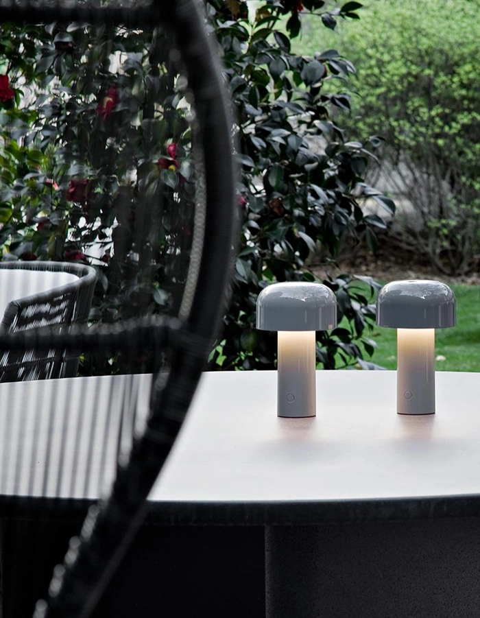 FLOS lampe de table rechargeable BELLHOP UNPLUGGED pour l'extérieur
