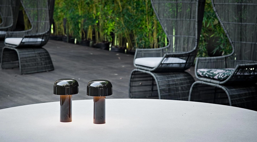 FLOS lampe de table rechargeable BELLHOP UNPLUGGED pour l'extérieur