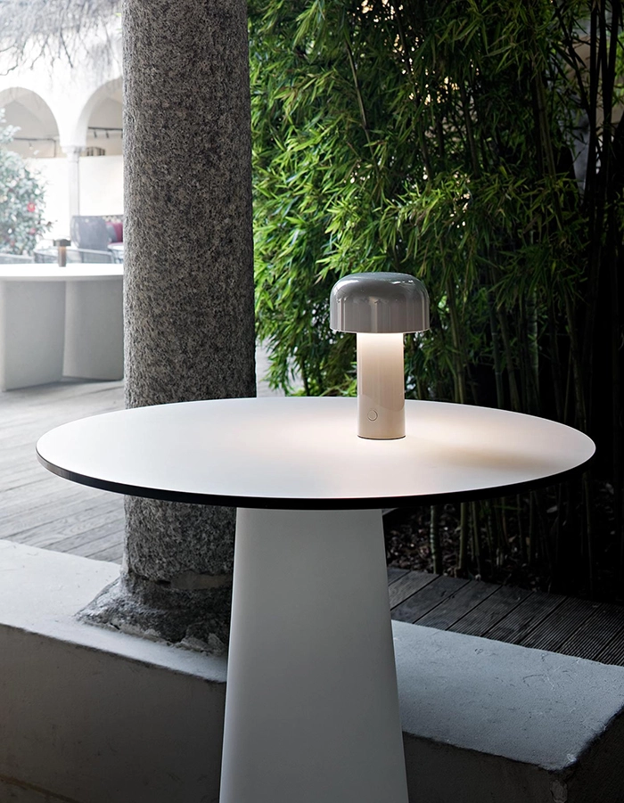FLOS lampe de table rechargeable BELLHOP UNPLUGGED pour l'extérieur