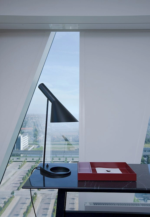 LOUIS POULSEN lampe de table AJ