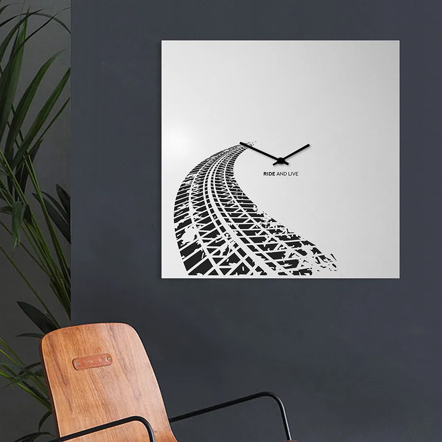 dESIGNoBJECT horloge murale RIDE AND LIVE