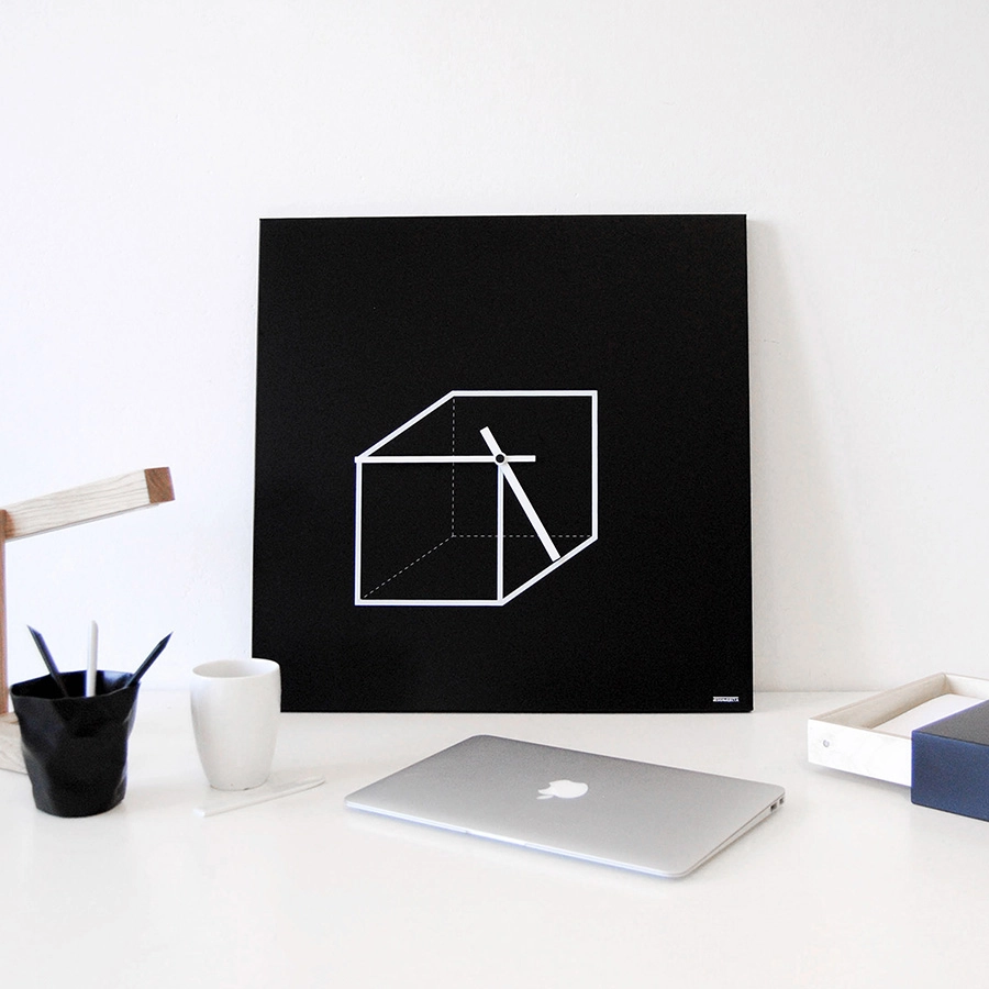 dESIGNoBJECT horloge murale CUBE CLOCK