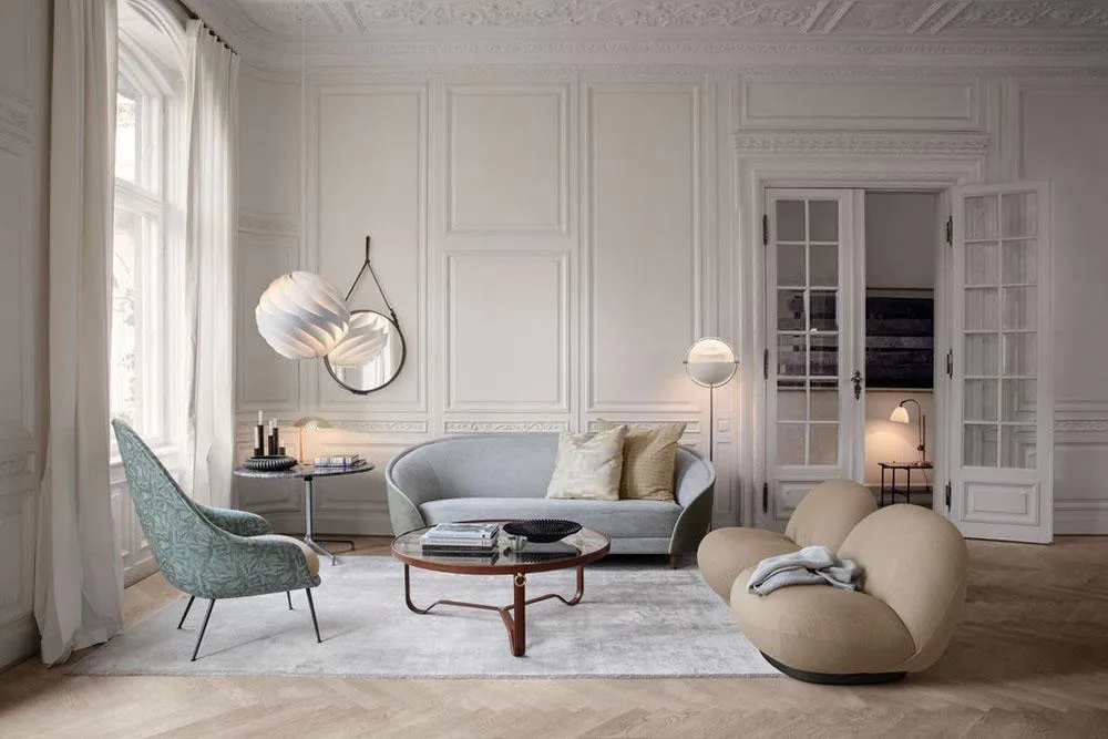 GUBI fauteuil avec la base pivotante PACHA LOUNGE CHAIR