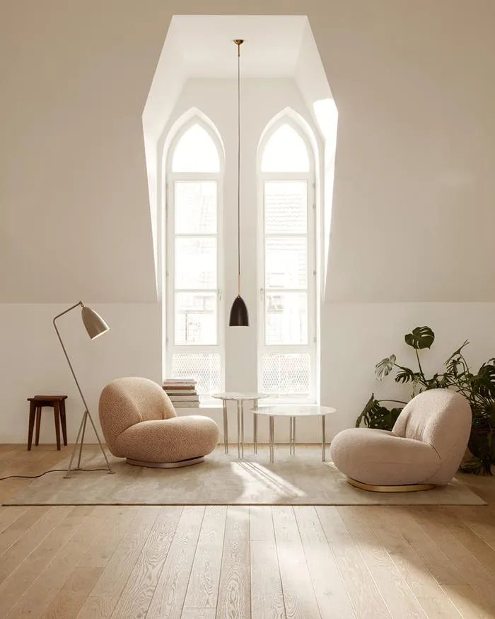 GUBI fauteuil avec la base pivotante PACHA LOUNGE CHAIR