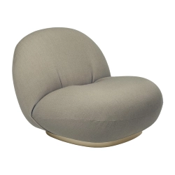 GUBI fauteuil avec la base pivotante PACHA LOUNGE CHAIR