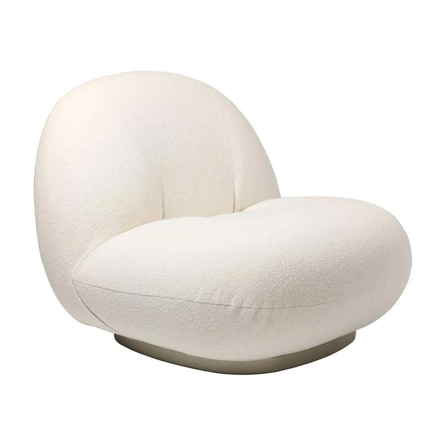 GUBI fauteuil avec la base pivotante PACHA LOUNGE CHAIR