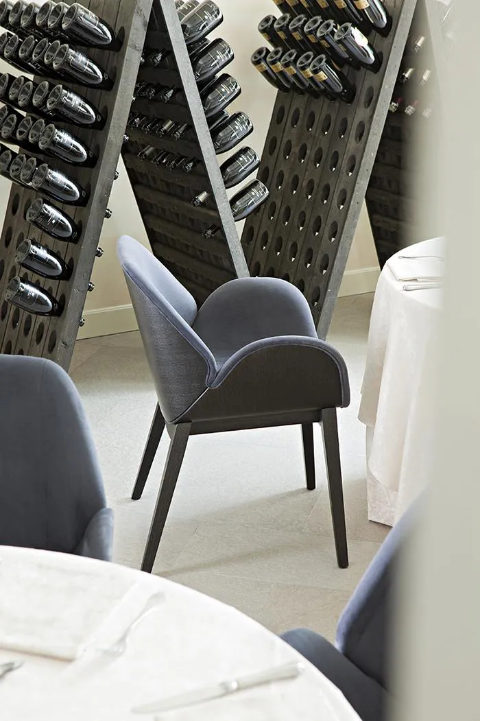 ALMA DESIGN fauteuil en frêne teinté noir rembourré LIPS