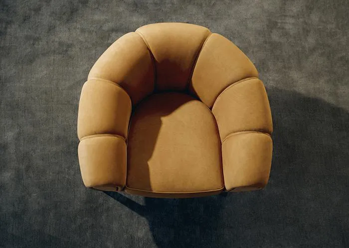 GUBI fauteuil CROISSANT en cuir