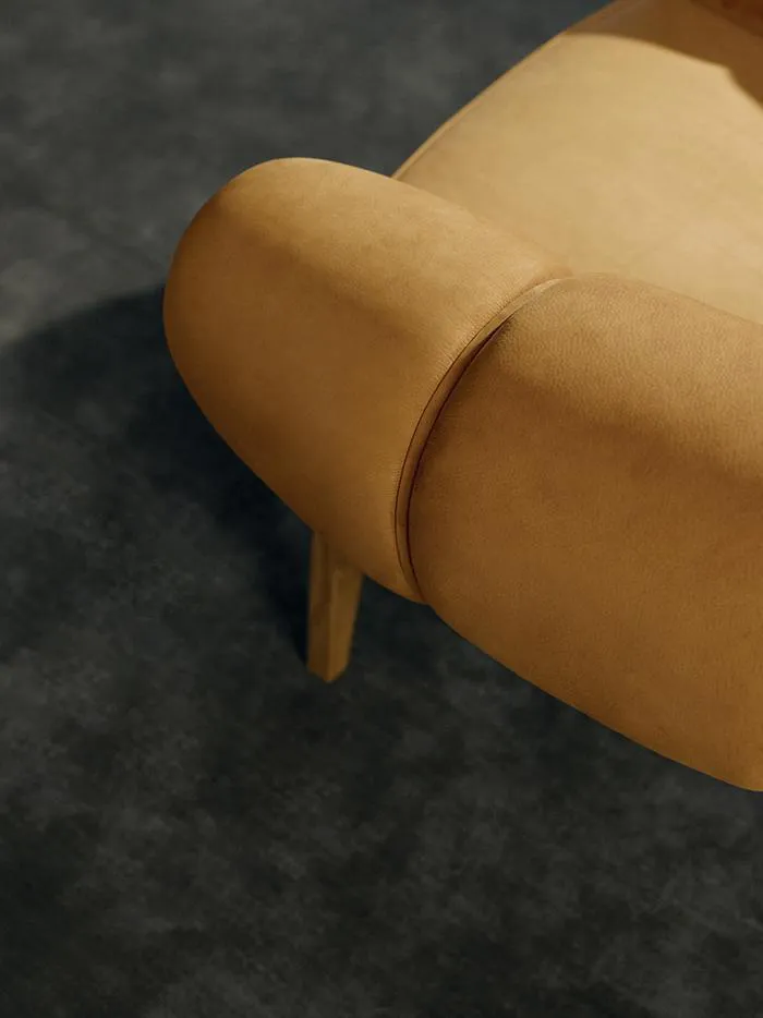 GUBI fauteuil CROISSANT en cuir