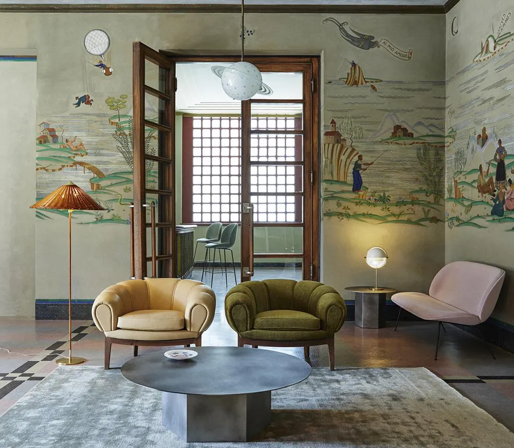 GUBI fauteuil CROISSANT en cuir