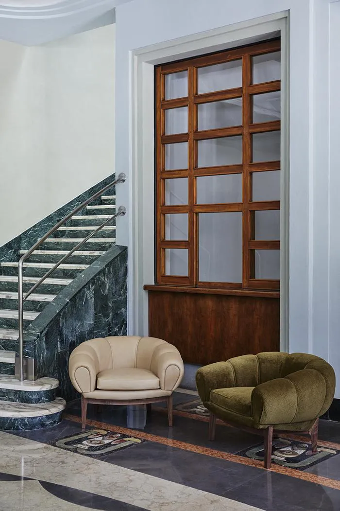 GUBI fauteuil CROISSANT en cuir