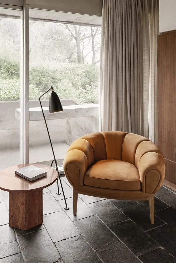 GUBI fauteuil CROISSANT en cuir