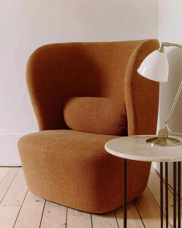 GUBI fauteuil dossier haut STAY LARGE avec la base noire