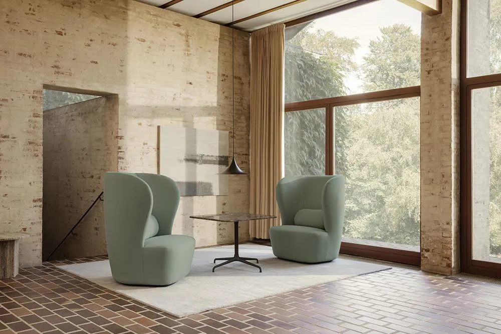 GUBI fauteuil dossier haut STAY LARGE avec la base noire