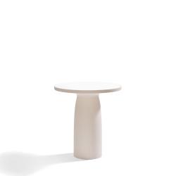 QEEBOO table pour l'intérieur et l'extérieur TOTO avec plateau en HPL Ø 70 cm